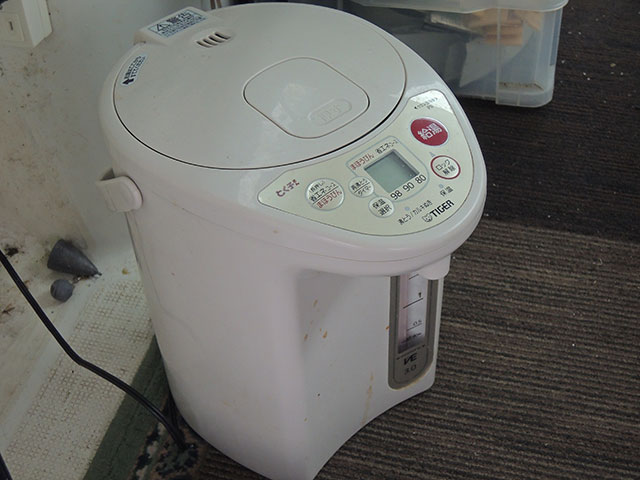 電気ポットにお湯が沸いてるので、サービスのカップ麺やコーヒーを作れる。