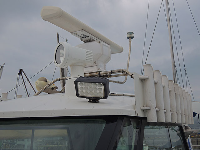 レーダーアンテナと集魚灯、サーチライト